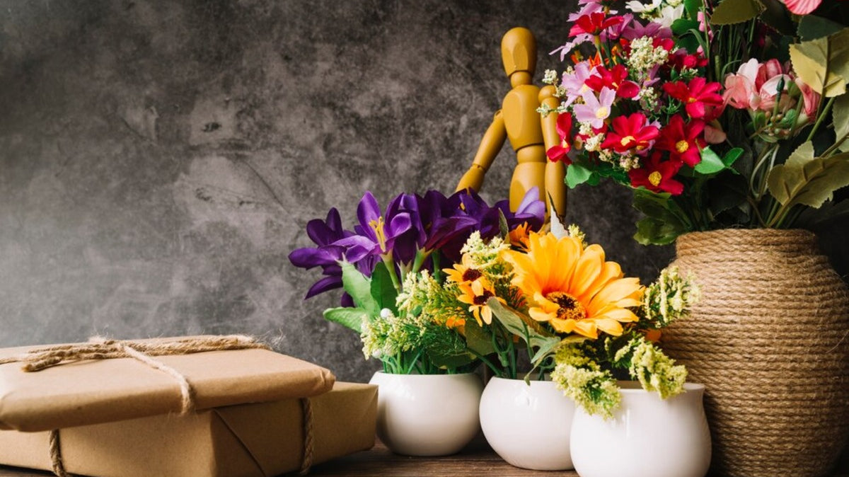 8 Delights to include in a Housewarming Gift Basket